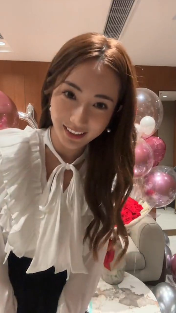 蔡嘉欣在IG上载短片，可见她正在庆祝30岁生日。