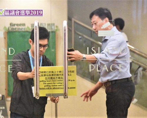 投票已於晚上10時半結束。