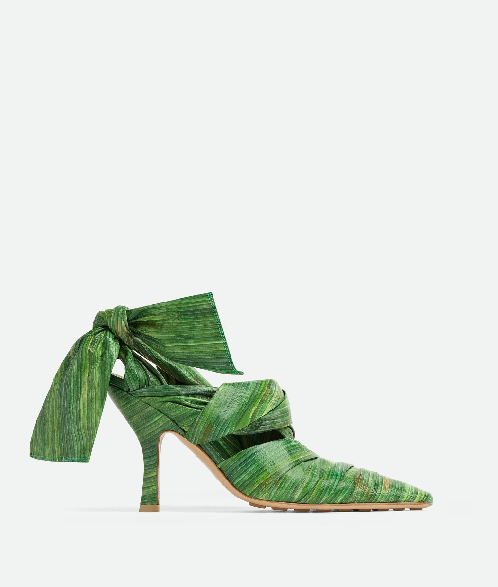 高海寧所穿的高踭鞋就是設計師以熱帶樹葉作靈感，以熱帶樹葉印花皮革製成的露跟高跟鞋。