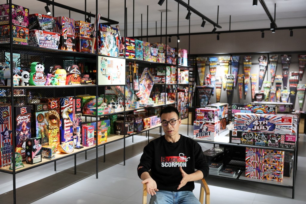 湖南省醴陵市的黑蠍子煙花（Black Scorpion Fireworks）美國業務經理威爾森·林（Wilson Lam）。路透社