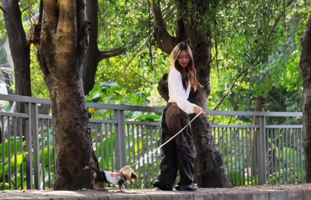 工余时，刘伶是喜爱二次元、跳抖音舞和遛狗的00后。晶报