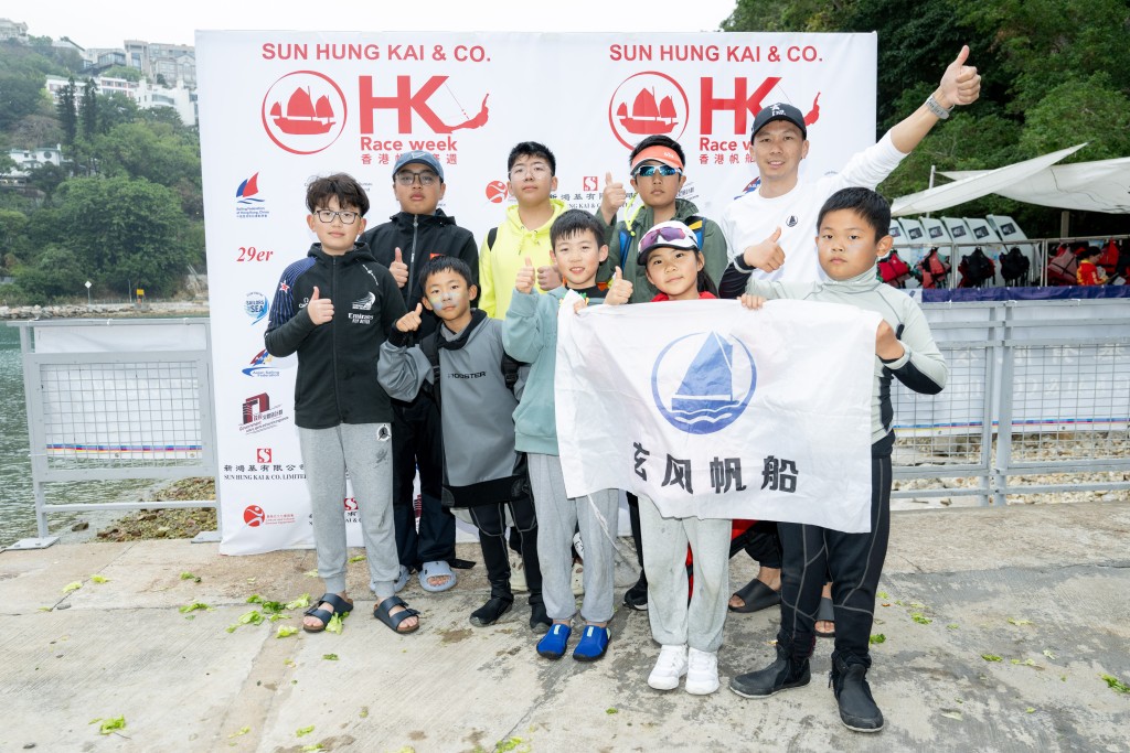 中國內地選手成為今年賽事大戶，圖 為「玄 風帆船」的青少年帆手及教練代 表