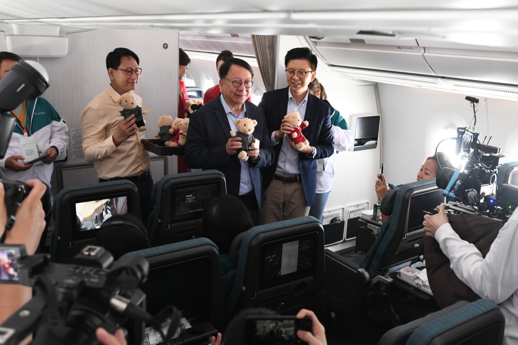 政务司司长陈国基在飞机上与学员互动。何健勇摄