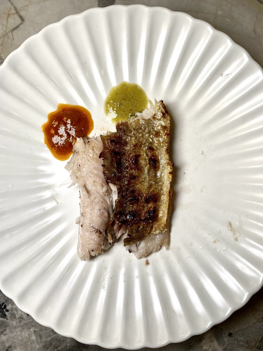 偏綠色的是煙燻味噌、野蒜牛油醬，另橙色是西班牙甘筍醋汁，兩者跟魚鮮特別合襯。