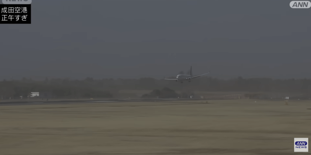 社交平台及日媒片段顯示，多架航機在著地前一刻機身劇烈搖擺，被迫緊急中止降落並抽頭爬升，場面十分驚險。ANNnews畫面截圖