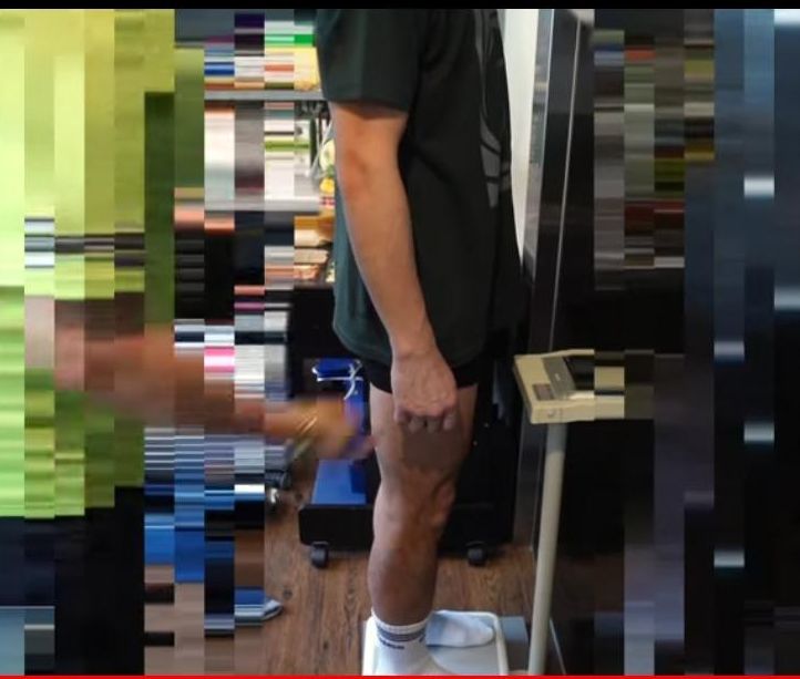 為求最準確,梁漢文即時除埋條牛仔褲上磅。