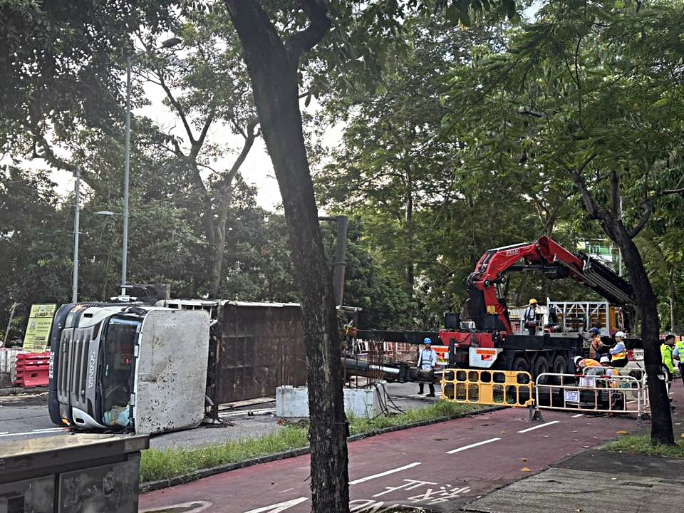 貨車失控翻側。網圖