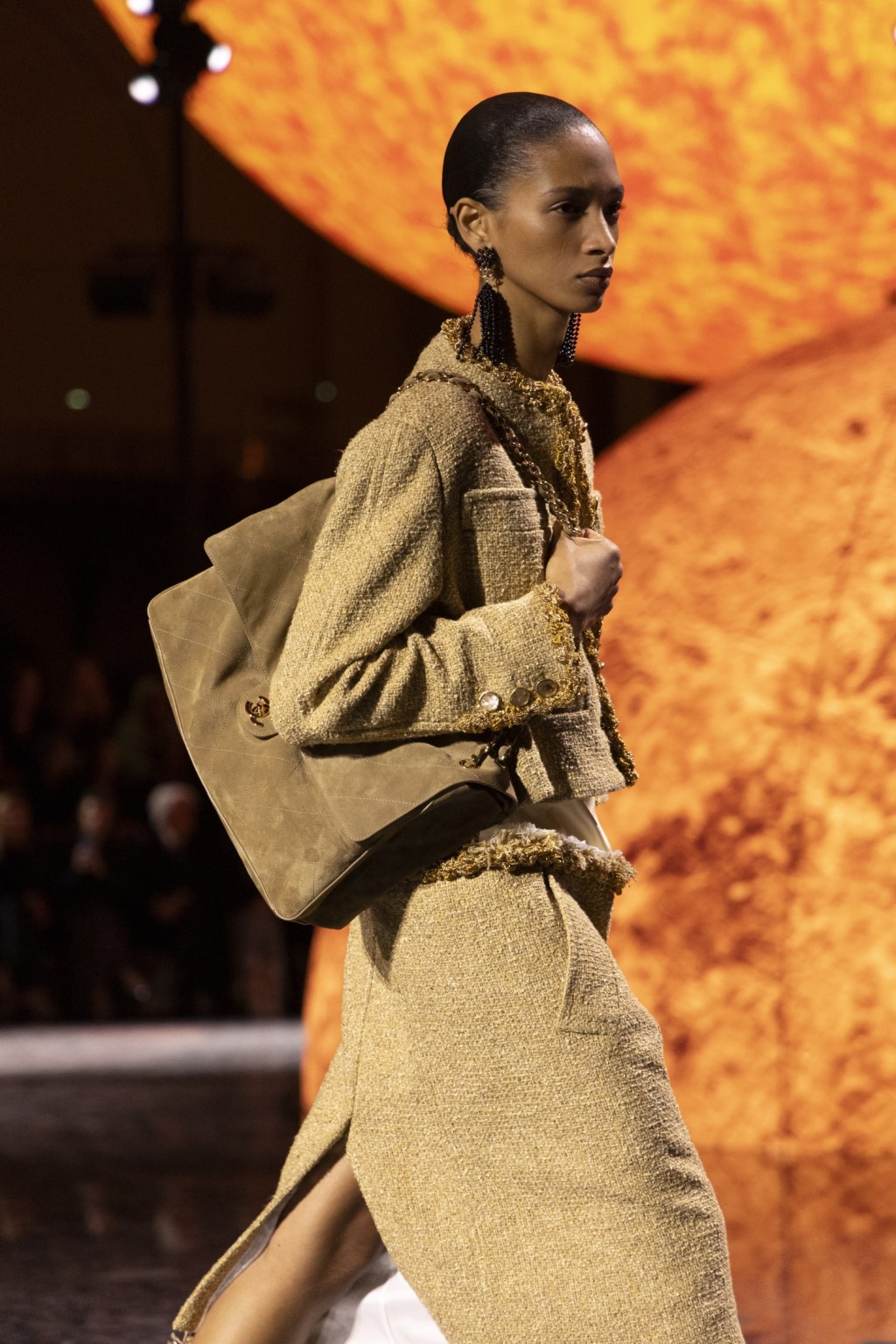 Chanel特大版麖皮Classic Flap, 既迎合新季主流,更吸引喜愛實用大袋的女士。 Chanel特大版麖皮Classic Flap, 既迎合新季主流,更吸引喜愛實用大袋的女士。