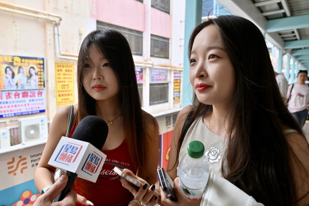 兩名來自珠海的秦氏姐妹計劃即日來回香港遊玩。 兩名來自珠海的秦氏姐妹計劃即日來回香港遊玩。