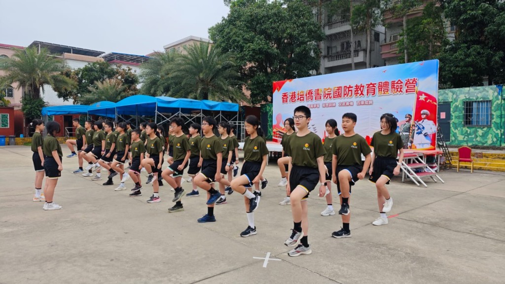 培侨书院初中学生体验军旅生活。(相片由培侨书院提供)