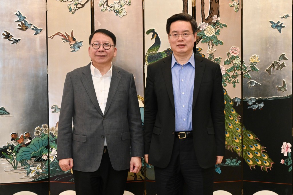 陳國基（左）與深圳市市長覃偉中（右）會面。政府新聞處