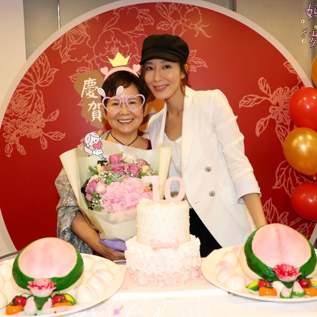 楊茜堯於2019年為母親慶祝70歲。 楊茜堯於2019年為母親慶祝70歲。
