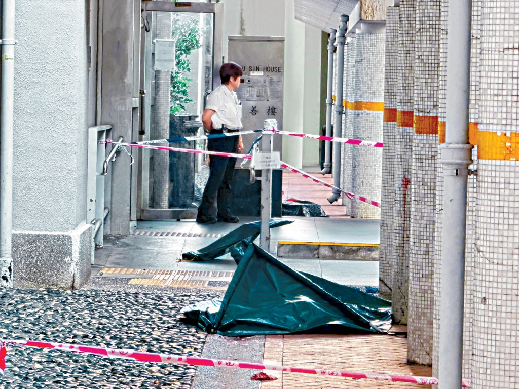 疑凶伤人后被发现从昭善楼高处堕下，当场命毕。