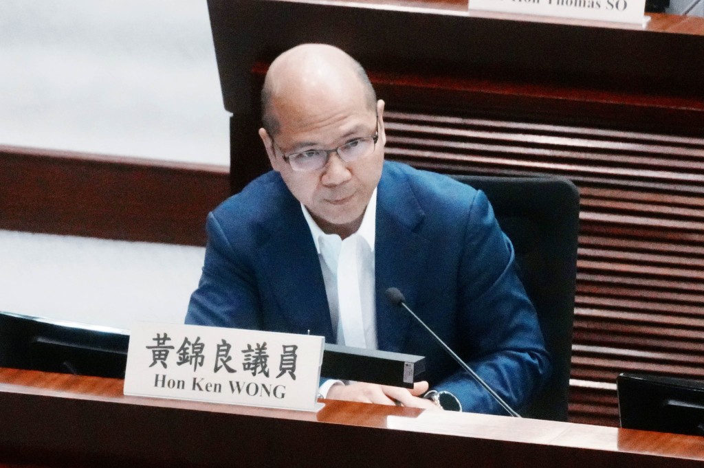 教聯會主席及選委界議員黃錦良,建議政府優化現行的「學校書簿津貼計劃」,例如調整入息上限,確保基層獲精準資助。 教聯會主席及選委界議員黃錦良,建議政府優化現行的「學校書簿津貼計劃」,例如調整入息上限,確保基層獲精準資助。