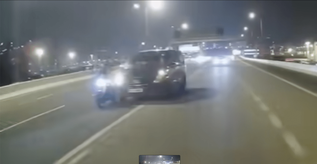 客貨車切線期間撞倒電單車。車cam L（香港群組）片段截圖