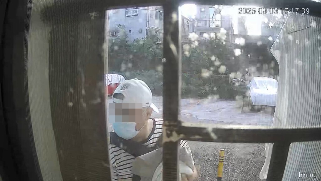 一名身穿間條上衣的男子偷走掛在屋外的一件衫及一條褲。FB「錦上路之友」片段截圖 一名身穿間條上衣的男子偷走掛在屋外的一件衫及一條褲。FB「錦上路之友」片段截圖