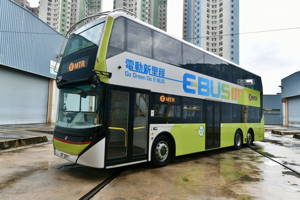 港鐵公司首輛電動巴士今日首航。盧江球攝