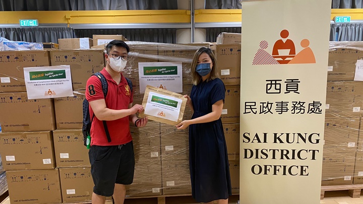 西貢民政事務處向首都住戶等派發檢測包。政府新聞處圖片