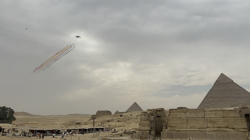 中國空軍運-20及殲-10C戰機在金字塔上空飛過。 新華社