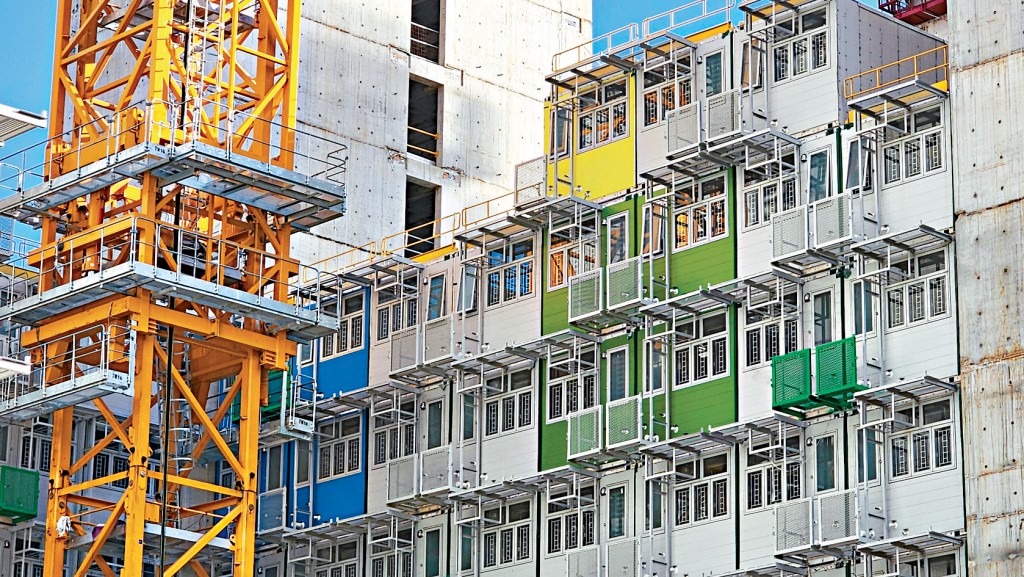 建築署去年揭發小欖、屯門欣寶路及柴灣常安街3個簡約公屋項目，均出現螺絲被剪短，以及鐵板連接孔遭擅自擴大的問題。