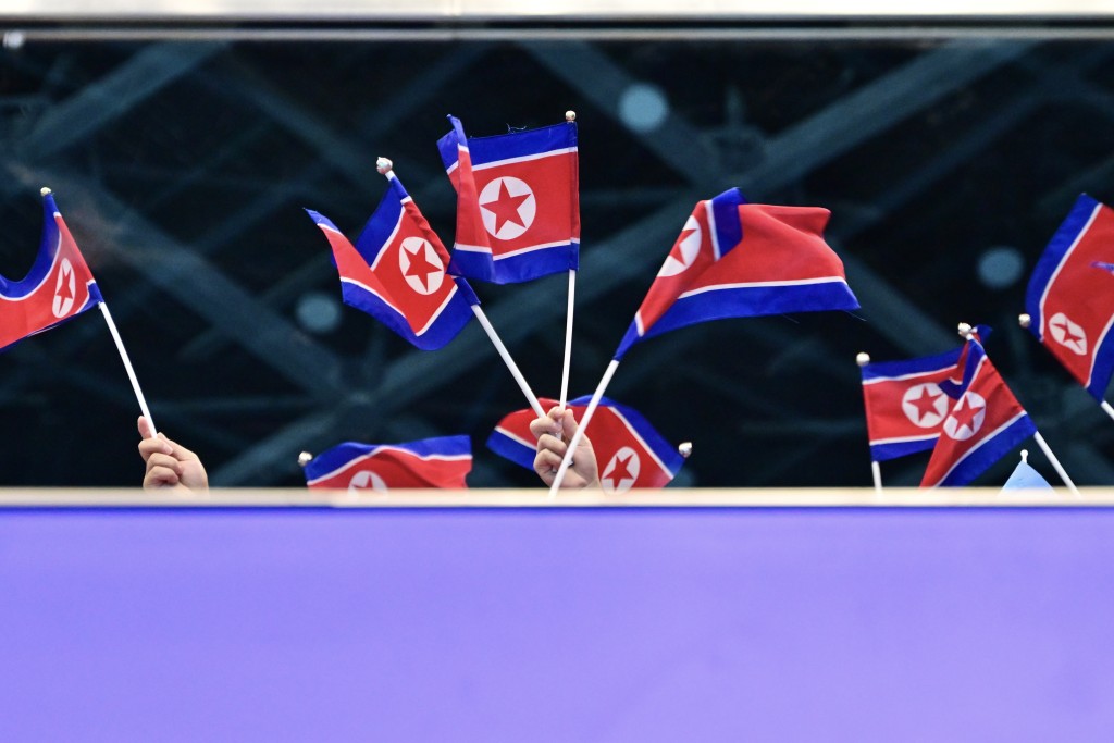 2023年10月8日，韵律泳集体自由自选，北韩观众挥旗支持自己国家队伍。陈极彰摄