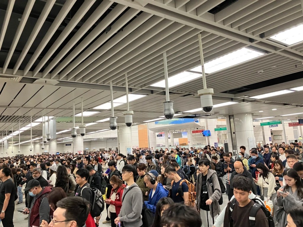 大量港人习惯到深圳消费娱乐，推动深圳口岸成为全国通关人次增长最高地方。小红书