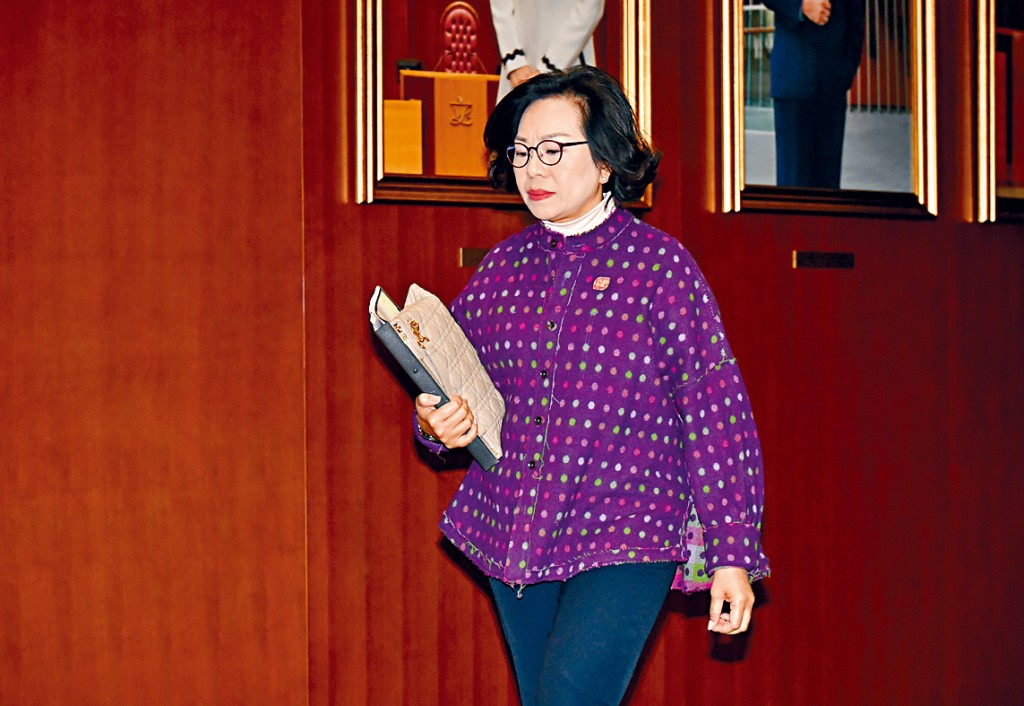 麥美娟身穿紫色波點上衣。