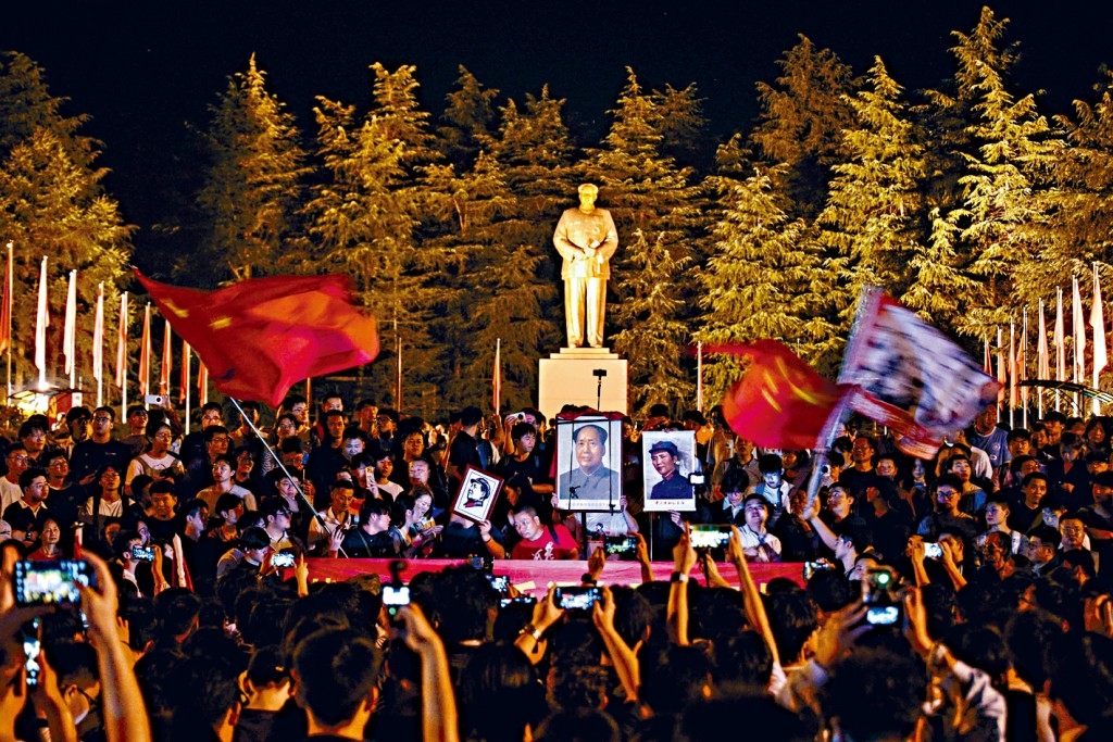 大批民眾聚集在毛澤東銅像廣場舉辦紀念活動。 法新社