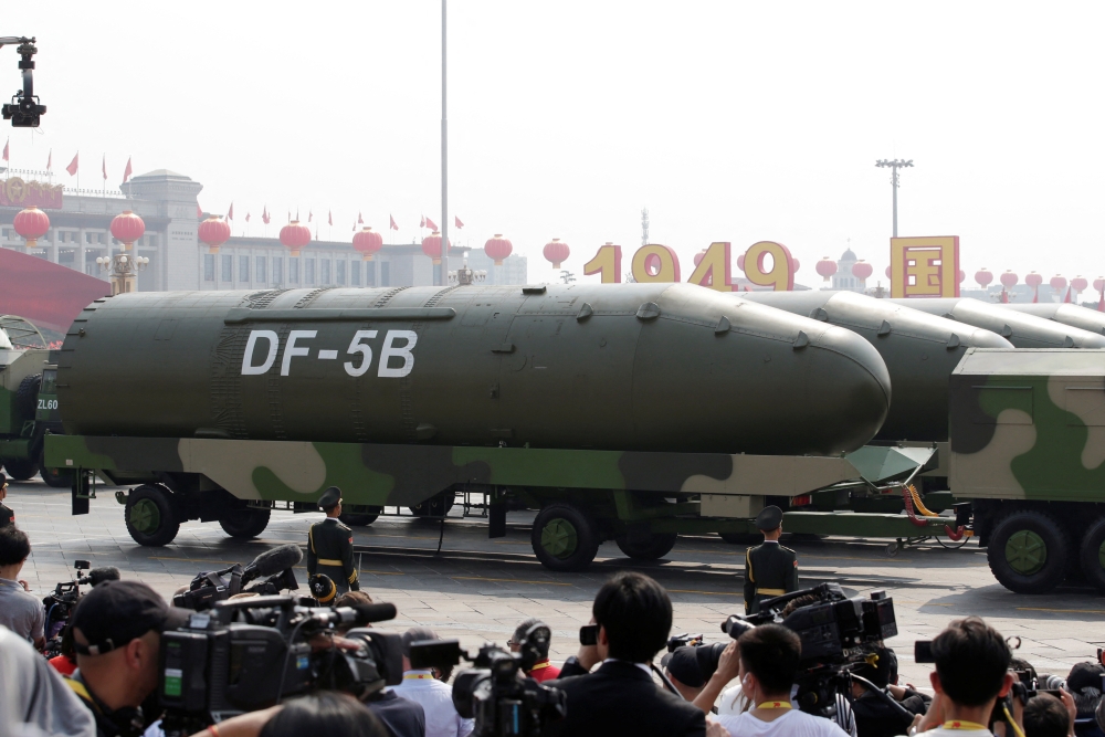 2019年10月1日，在中国北京举行的中华人民共和国成立70周年阅兵式上，携带DF-5B洲际弹道飞弹的军车驶过天安门广场。 路透社