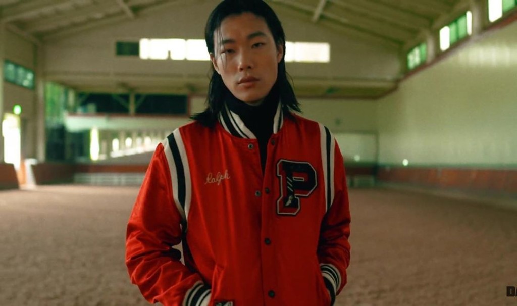 柳俊烈以长发拍时尚照。