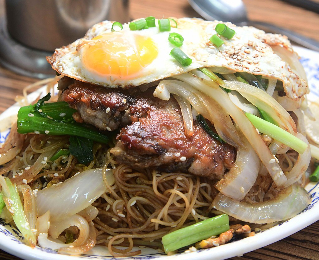 梅菜肉餅炒米加太陽蛋 $53
肉餅煎得脆口，配上輕輕炒過的洋蔥，非常甘香。