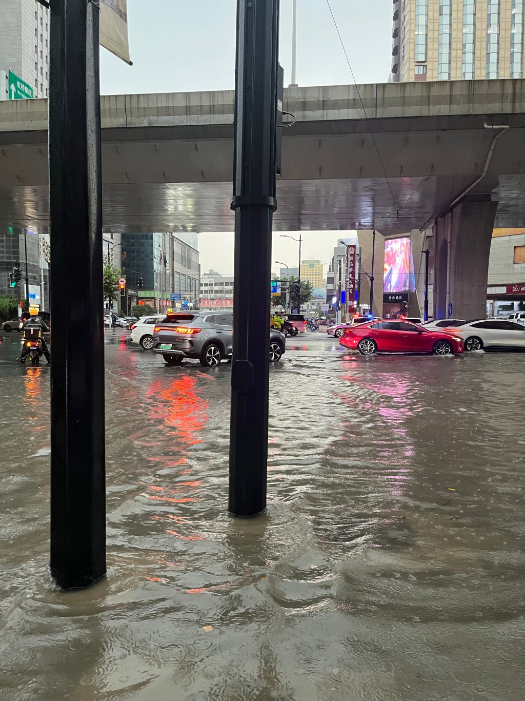 受台风“利奇马”影响 上海发布暴雨橙色预警_新华社