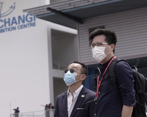 不少到新加坡的旅客都戴上口罩。AP資料圖片