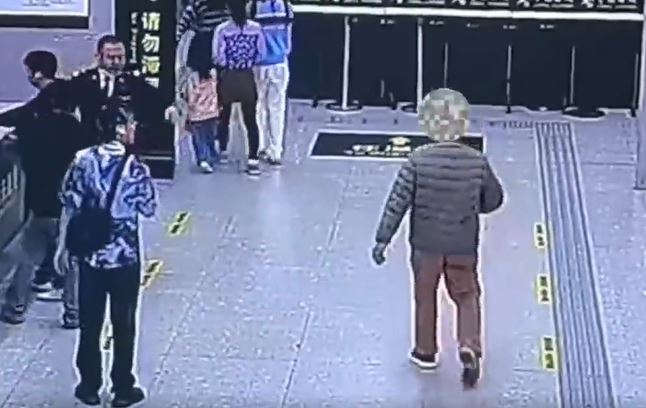 大叔腰綁舊手機皇崗口岸北上，步姿古怪被截揭發事件。海關發布