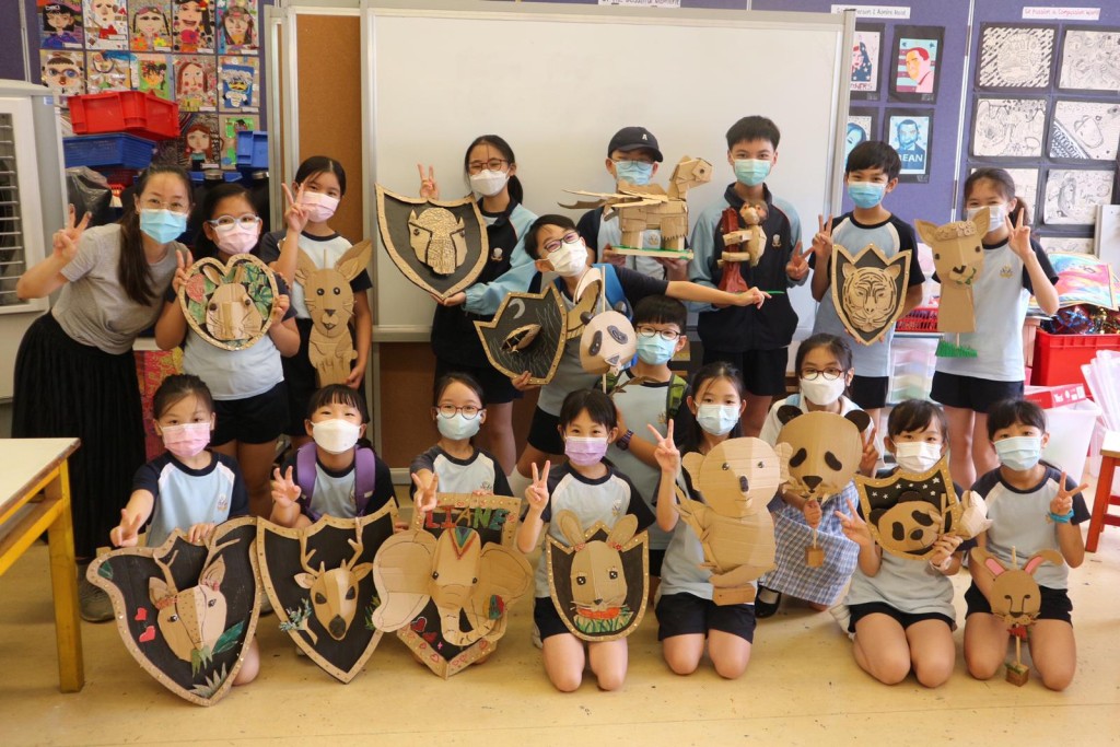 「駐校藝術家計劃」教授孩子以環保物料製作以瀕危動物為題的藝術作品。