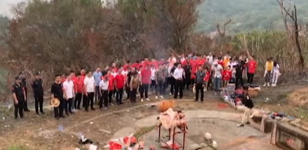 現場大批人到場有保安維持秩序。網圖