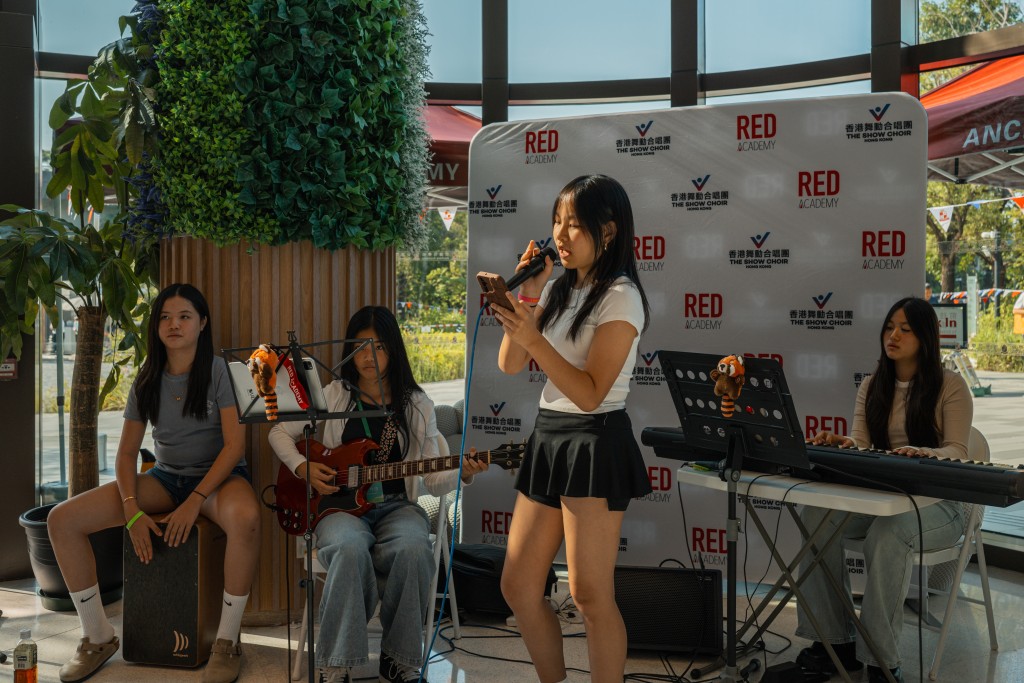 合唱團Red Academy的團員輪流唱歌,水準甚高。(攝:劉駿軒) 合唱團Red Academy的團員輪流唱歌,水準甚高。(攝:劉駿軒)
