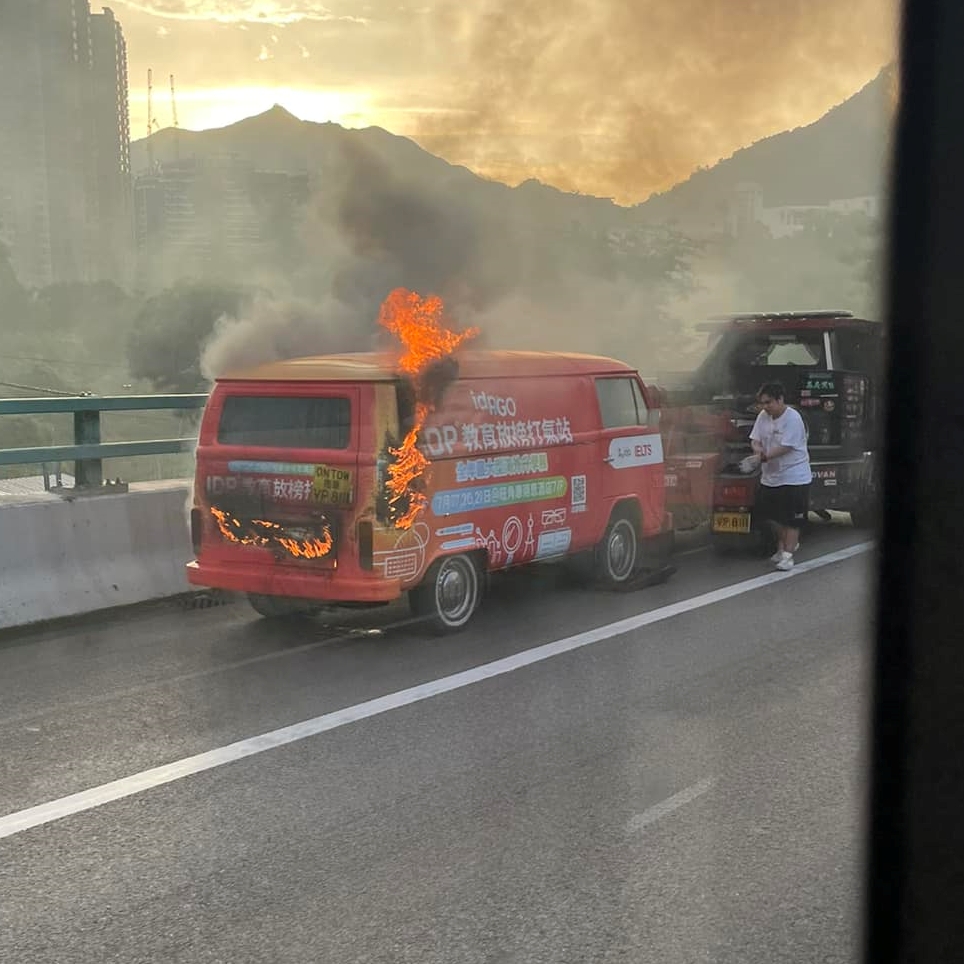 輕貨起火初時被扣在一拖車上。屯門公路塞車關注組FB