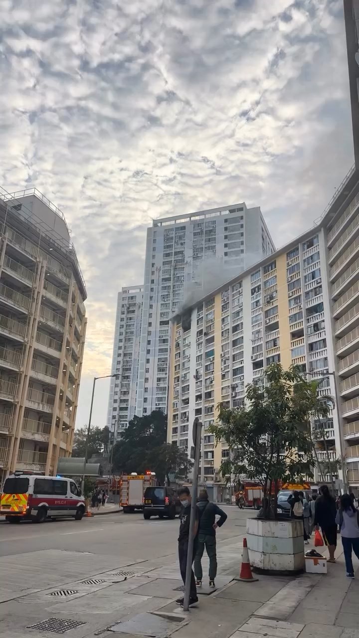 华富邨华安楼一高层单位有大量浓烟涌出,升上半空。网上片段截图 华富邨华安楼一高层单位有大量浓烟涌出,升上半空。网上片段截图