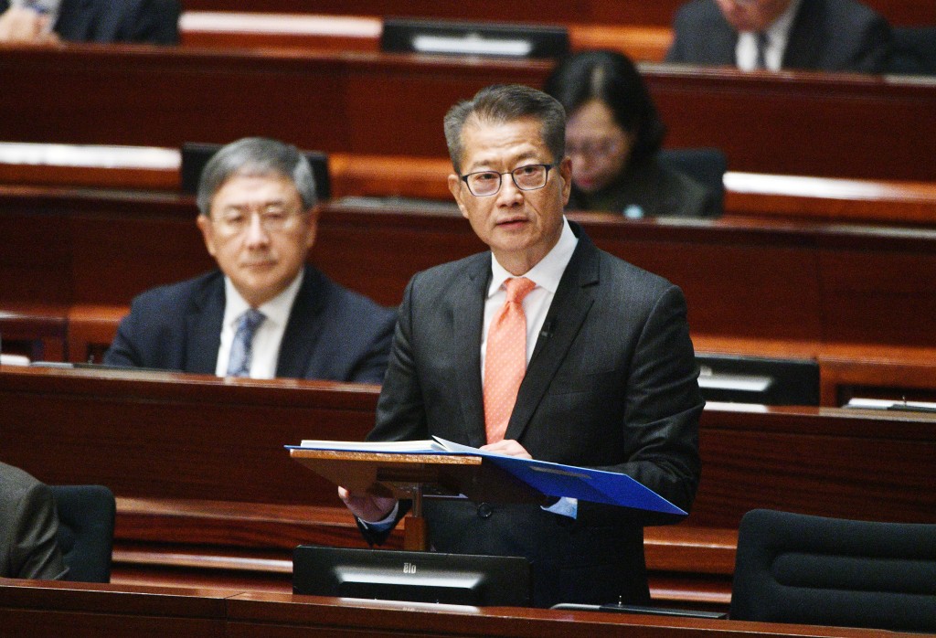 財政預算案2024︱陳茂波宣讀預算案。盧江球攝