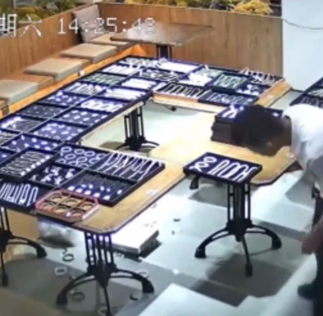剛大學畢業的店員粗心大意搬枱，跌爛值百萬元的玉飾。抖音