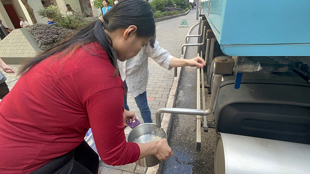 居民在水車取水。楊偉亨攝 居民在水車取水。楊偉亨攝