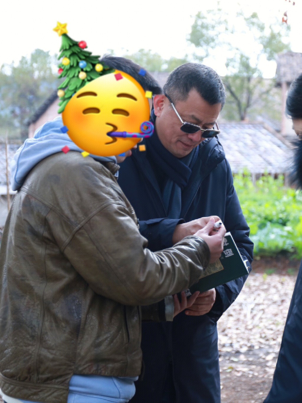 网民拿出刘以鬯的《对倒》找王家卫签名，王家卫电影《花样年华》创作起源就是来自《对倒》。
