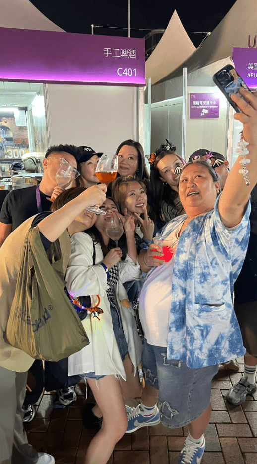 凌晨12點後,仍然有大批入場人士繼續暢飲,現場氣氛高漲。 凌晨12點後,仍然有大批入場人士繼續暢飲,現場氣氛高漲。