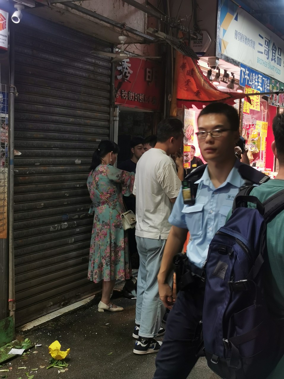較早時警員向一名女子問話。