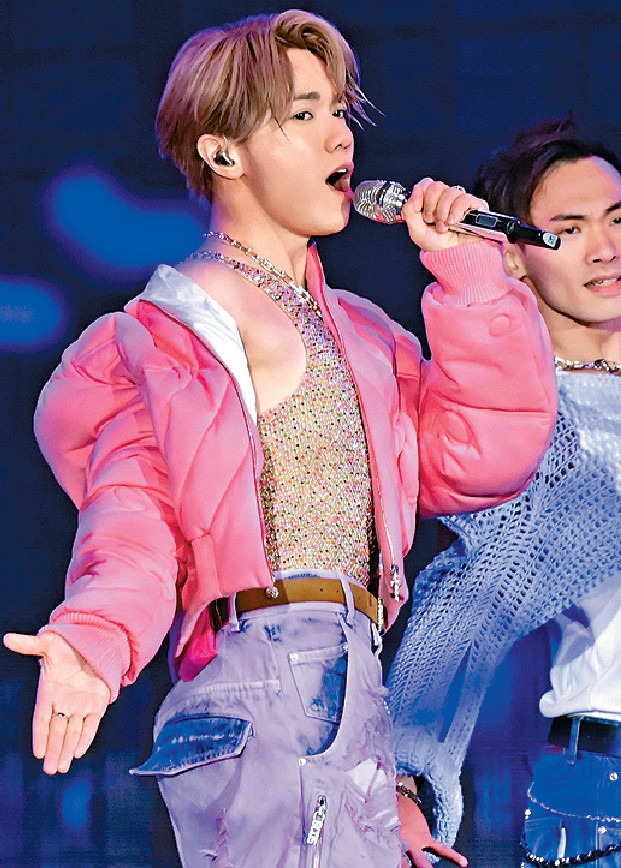 ■軒仔稍為露膊，即引來歌迷叫囂。
