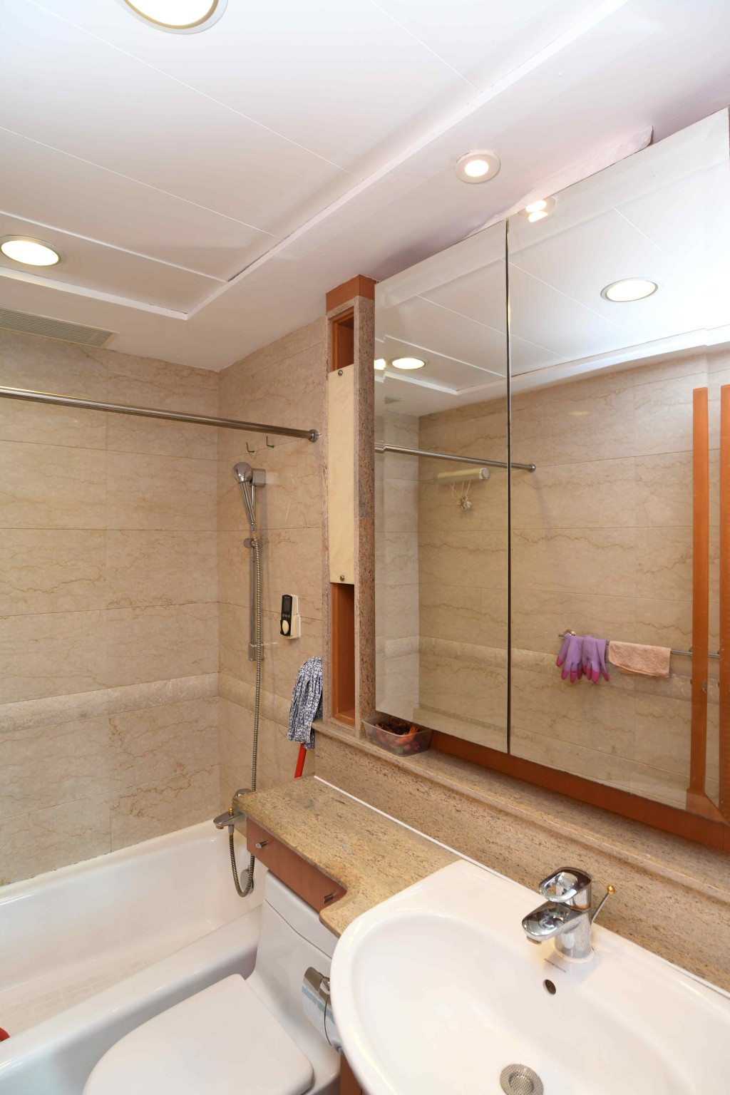 浴室設大鏡，方便戶主梳妝打扮。