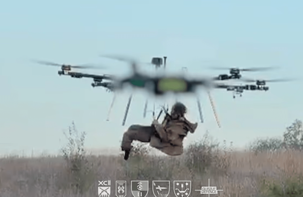 烏克蘭利用無人機撤離傷兵，懸吊畫面曝光。Unmanned Ground Systems Company影片截圖