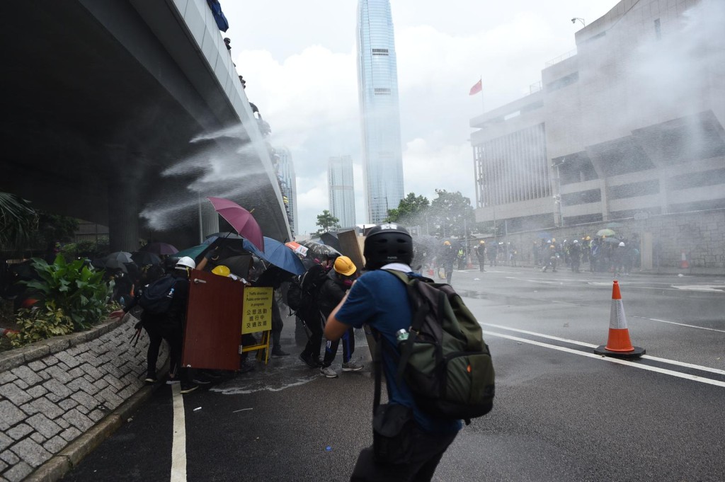 水炮車出動。