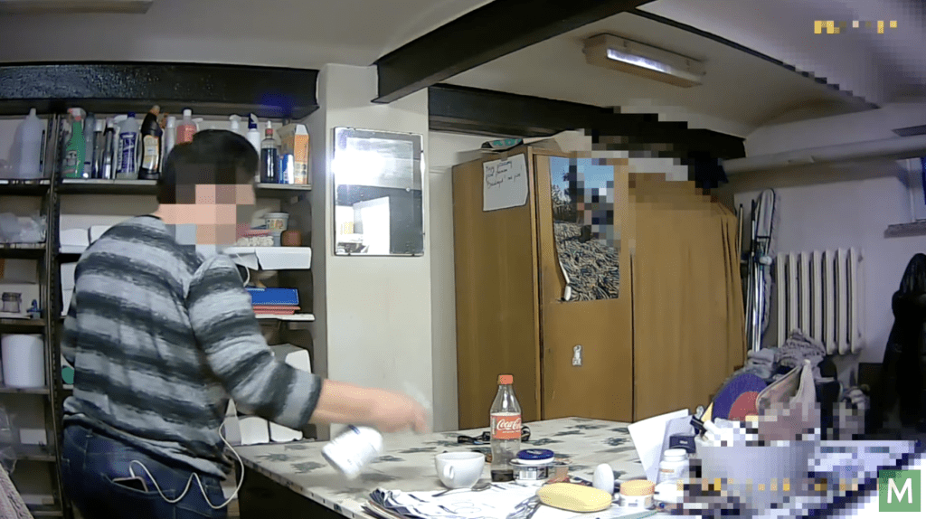 從呈堂影片可見，被告不止一次向同事的杯中噴灑化學清潔劑。